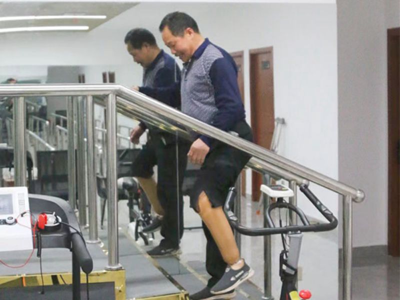 小腿假肢上樓梯